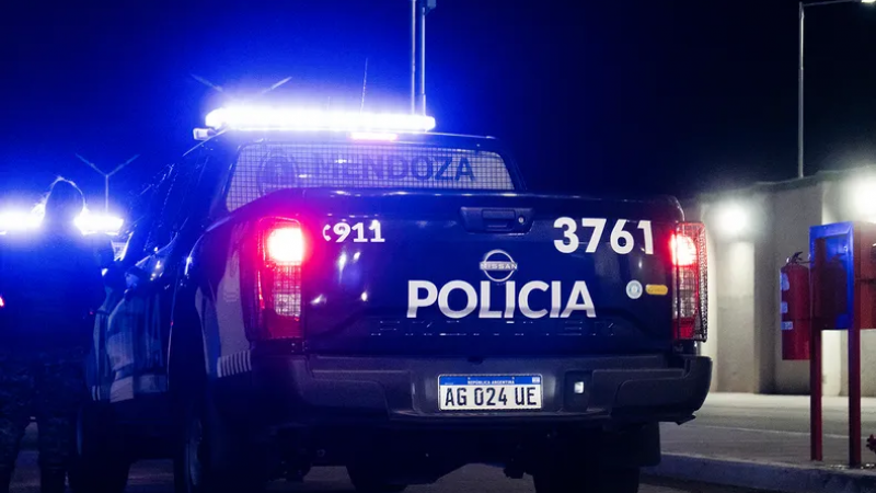 Un joven murió en Maipú al impactar con su moto contra caños de señalización